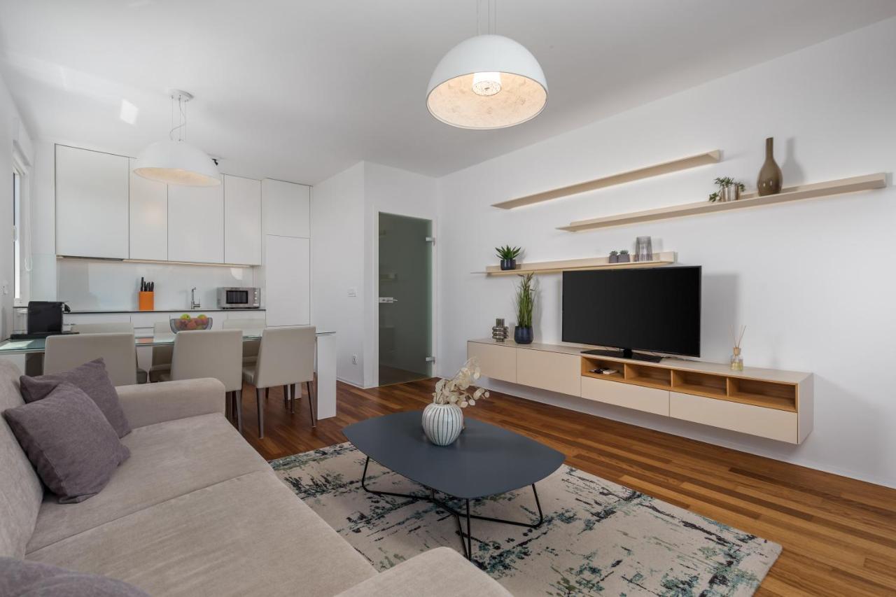 Stella - Heated Rooftop Swimming Pool Apartment